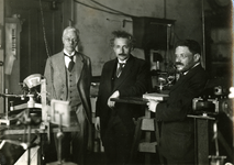 AR-0718-010 Amsterdam. Twee natuurkundigen op bezoek bij prof. Zeeman in zijn laboratorium. Vlnr. P. Zeeman ...