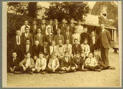 AR-0718-015 Zierikzee. Kerkhof. Klassenfoto van de HBS, met Joh. Bongertman, (gymnastiekleraar)