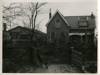 AR-5498-6a-11 Zierikzee. Lange Blokweg 21. Met links de werkplaats van Steutel