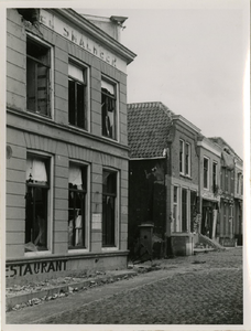 AR-5498-6a-31 Zierikzee. Hotel Smalheer gezien vanuit de Hoofdpoortstraat/hoek Zevenhuisstraat. Oorlogsschade
