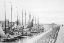 B-0017 Bruinisse. Oude vissershaven. Mosselschepen afgemeerd aan de Lange dam van de haven