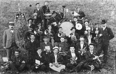 B-0062 Bruinisse. Muziekkorps Nu met Hope , opgericht te Bruinisse op 09-05-1899. Zie genummerde foto: 1. Pieter ...