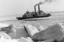 B-0068 Bruinisse. Het Zijpe. de Veerboot Zijpe maakt tijdens zware ijsgang de oversteek.