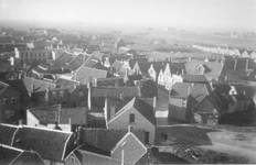 B-0101 Bruinisse. Nieuwstraat. Rechts boven: het pand met de zes ramen was voorheen de boekdrukkerij van Jan van der ...