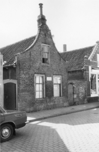 B-0121 Bruinisse. Molenstraat. Woning aan de zuid-oostzijde van de Molenstraat aangemerkt als slooppand, naast de ...