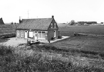 B-0200 Bruinisse. Zijpe. Marinus Bakker, ingekomen in 1916 van Wemeldinge, liet in 1921 een woonhuis met winkel en café ...