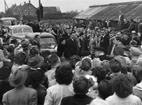 B-0225 Bruinisse. Installatie van burgemeester H.K. Michaëlis op 26 okober 1951. Aankomst te Bruinisse en toespraak ...