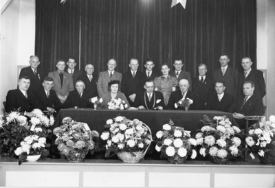 B-0226 Bruinisse. De gemeenteraad en gemeentepersoneel na de installatie van burgemeester Michaëlis, 26 oktober 1951. ...