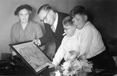 B-0229 Bruinisse. Het gezin van scheidend burgemeester H.K.Michaëlis bewondert een kaart van Schouwen-Duiveland, ...