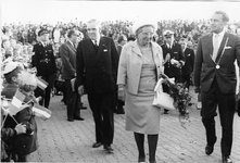 B-0294A Bruinisse. Koningin Juliana bezoekt de Deltawerken. Rechts burgemeester C.H. van de Linde.