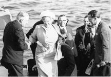 B-0295A Bruinisse. Koningin Juliana bezoekt de Deltawerken. V.l.n.r: CdK in Zeeland jhr. De Casembroot, Koningin ...
