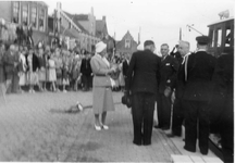 B-0304A Bruinisse. Werkbezoek van koningin Juliana. Aankomst met de RP 10 aan de loswal in vissershaven van Bruinisse.