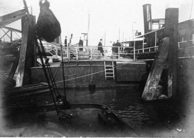 B-0357 Bruinisse. Koningin Wilhelmina brengt op een bezoek aan het door een storm op 30 september 1911 zwaar getroffen ...