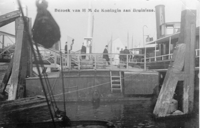 B-0360 Bruinisse. Vertrek van koningin Wilhelmina na haar bezoek aan het op 30 september door een stormramp getroffen ...