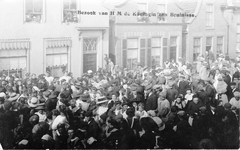 B-0363 Bruinisse. Oudestraat. Grote menigte tijdens het bezoek van koningin Wilhelmina aan het door een stormramp ...
