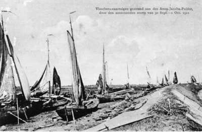 B-0364 Bruinisse. Bruse mosselvaartuigen tegen de dijk van de Anna Jacobapolder na de stormramp van 30 september op 1 ...