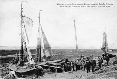 B-0365 Bruinisse. Bruse mosselvaartuigen tegen de dijk van de Anna Jacobapolder na de stormramp van 30 september op 1 ...