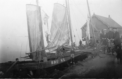 B-0367 Bruinisse. Gevolgen van de stormramp van 30 september 1911. Bruinisser vissersvaartuigen tegen de dijk van de ...