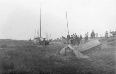 B-0369 Bruinisse. Bruse mosselvaartuigen tegen de dijk van de Anna Jacobapolder nas de sotmramp van 30 september 1911.