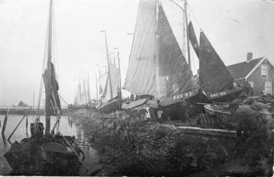 B-0371 Bruinisse. Gevolgens van de stormramp van 30 september op 1 oktober 1911. Bruse mosselvaartuigen op de wal ...