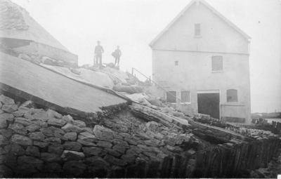 B-0372 Bruinisse. Gevolgens van de stormramp van 30 september op 1 oktober 1911. Zwaar beschadigde zeedijk. Links de ...