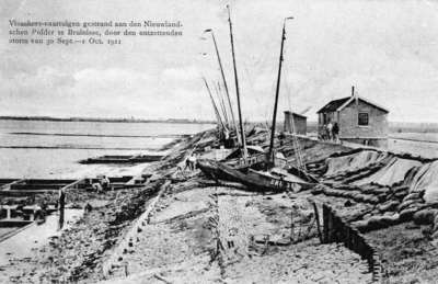B-0373 Bruinisse. Gevolgen van de stormramp van 30 september 1911. Vaartuigen tegen de zwaar gehavende dijk van de ...