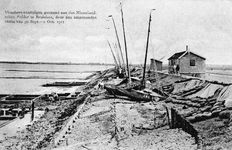 B-0373 Bruinisse. Gevolgen van de stormramp van 30 september 1911. Vaartuigen tegen de zwaar gehavende dijk van de ...