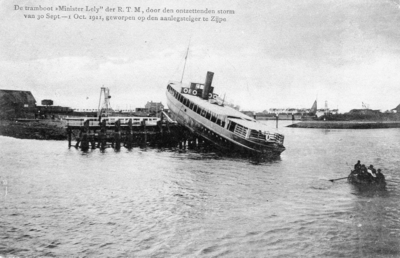 B-0376 Bruinisse. Gevolgens van de stormramp van 30 september op 1 oktober 1911. Het stoomschip Minister C. Lely werd ...