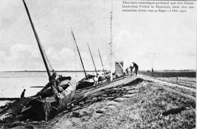 B-0377 Bruinisse. Gevolgen van de stormramp van 30 september op 1 oktober 1911. Bruse vissersvaartuigen tegen de zwaar ...
