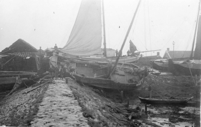 B-0378 Bruinisse. Gevolgen van de stormramp van 30 september op 1 oktober 1911. Vaartuigen tegen de dijk. Zichtbaar het ...