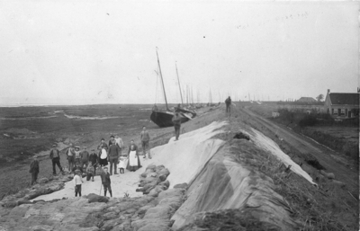 B-0381 Bruinisse. Gevolgen van de stormramp van 30 september op 1 oktober 1911. Mosselvaartuigen (Hoogaarsen) tegen de ...