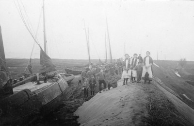 B-0382 Bruinisse. Gevolgen van de stormramp van 30 september op 1 oktober 1911. Mosselschepen tegen de zwaar ...