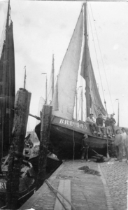 B-0384 Bruinisse. Gevolgen van de stormramp van 30 september op 1 oktober 1911. Het Lemmerjacht de BRU 143 Adriana van ...