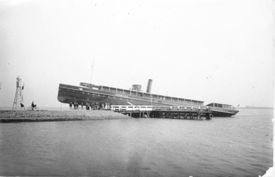 B-0385 Bruinisse. Gevolgen van de stormramp van 30 september op 1 oktober 1911. De veerboot Minister C. Lely werd ...