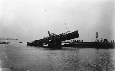 B-0386 Bruinisse. Gevolgen van de stormramp van 30 september op 1 oktober 1911. De veerboot Minister C. Lely werd ...