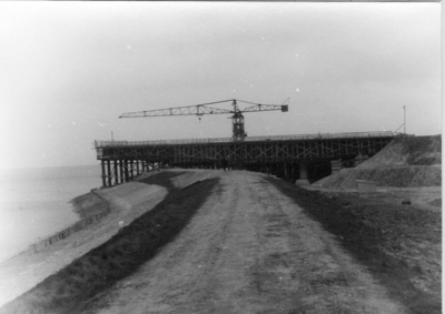 B-0408 Bruinisse. Viaduct in aanbouw voor de aansluiting op de Grevelingendam.