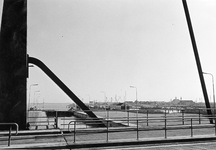 B-0424 Bruinisse. Verkeersbrug en schutsluis in de Grevelingen