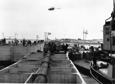 B-0467 Bruinisse. Afsluiting Grevelingen februari 1962: het opendraaien van de afsluiters om het caisson te laten ...