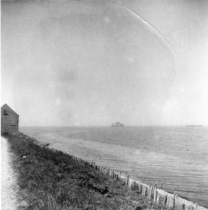 B-0482 Bruinisse. Oesterloods aan de Noorddijk, met op de achtergrond een baggermolen voor de aanleg van de Grevelingendam.