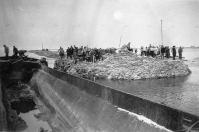 B-0526B Bruinisse. Werkzaamheden bij het dichten van een stroomgat in de Oudedijk tussen de Oosterlandse en ...