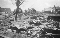 B-0566 Bruinisse. Bombardement 5 januari 1945. Vernielde huizen en restanten van de Chr. School met de Bijbel aan de ...