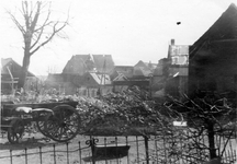 B-0573 Bruinisse. Bombardement 5 januari 1945. Hoek Poststraat/Schoolstraat. Op de voorgrond resten van de Chr. school ...