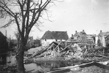 B-0577 Bruinisse. Bombardement 5 januari 1945. Poststraat/Schoolstraat. Bomtrechter voorterrein School met den Bijbel.