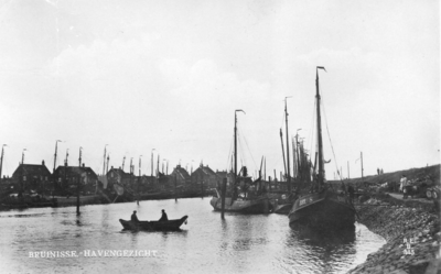 B-0588 Bruinisse. Vissershaven / Langedam (omstreeks 1932). Tegen de wal: BRU 8, de Hengst Twee Gebroeders , van de ...