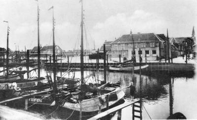 B-0594 Bruinisse. Langedam, vissershaven. Mosselvaartuigen; op de voorgrond de BRU 68 Janna , een Lemmerjacht, bouwjaar ...