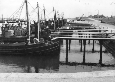 B-0597 Bruinisse. Nieuwe visserhaven. Met de mosselkotter BRU 20 bouwjaar 1940 de Schelde , schipper Dingeman Muller ...