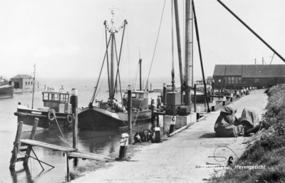 B-0611 Bruinisse. De oude vissershaven als reparatiehaven bij hoog water. Op de kop van de havendam het magazijn van de ...