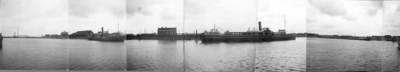 B-0646 Bruinisse. Panoramafoto van de tramweghaven te Zijpe. V.l.n.r. het havenlicht met een schip op het strandje en ...
