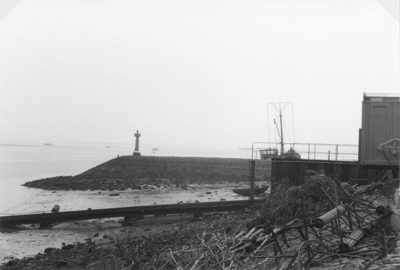B-0674A Bruinisse. Havendam van de nieuwe vissershaven, de BRU 1 achter de dam voor onderhoud, op de voorgrond tegen de ...
