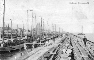 B-0700 Bruinisse. Oude vissershaven. Na de ramp van 1911. Mosselvaartuigen aan de Langedam: op de voorgrond een ...